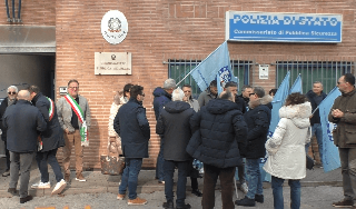 Fano - Mancano gli agenti di polizia, sit-in davanti al commissariato